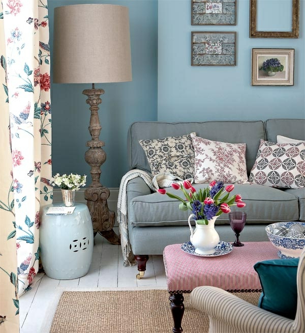 maalaistalo sohvat olohuone värillinen verhot kukka