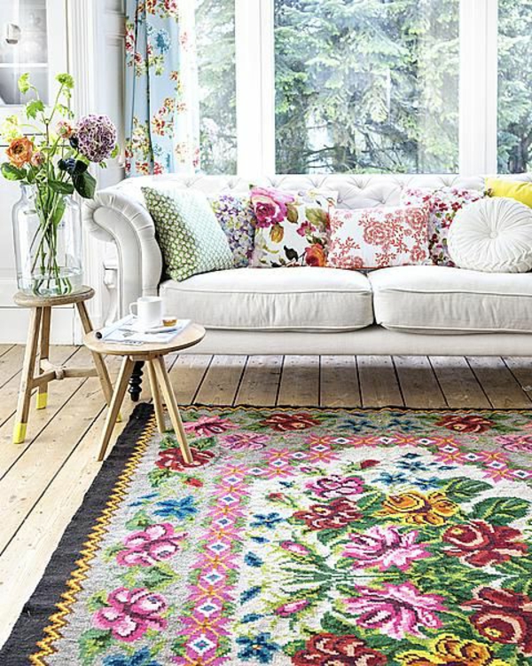 селска къща диван хол цветен килим странична маса