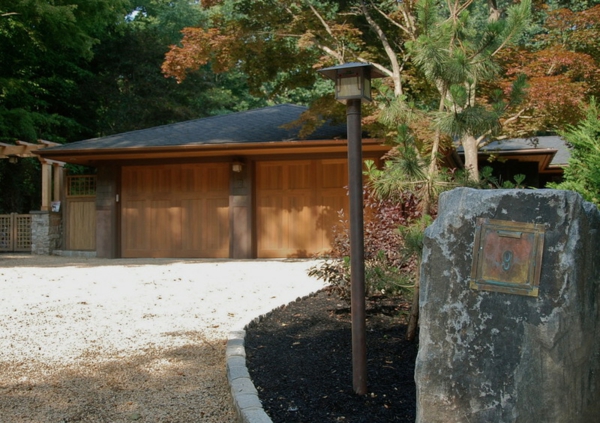 villa vila κήπος με χαλίκι γραμματοκιβώτιο χτισμένο σε φυσική πέτρα