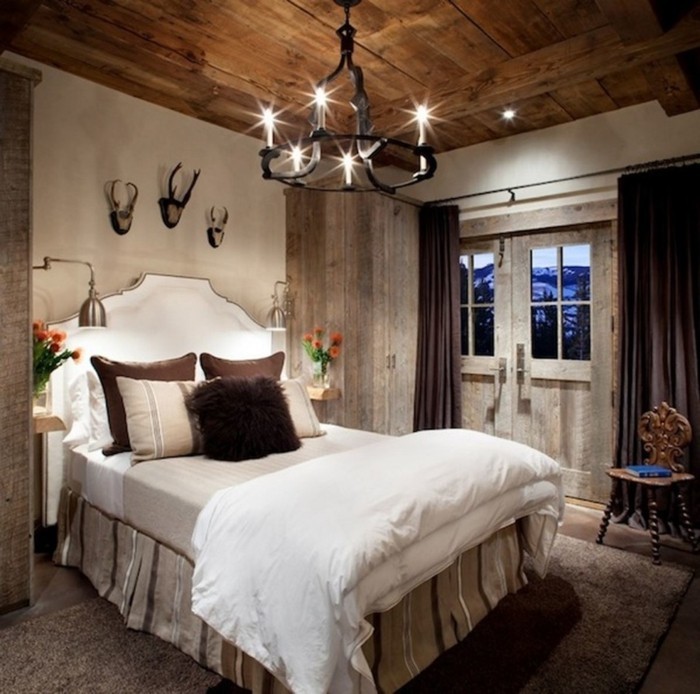 интериорен дизайн деко спалня френски стил стена декор дълги кафяви завеси