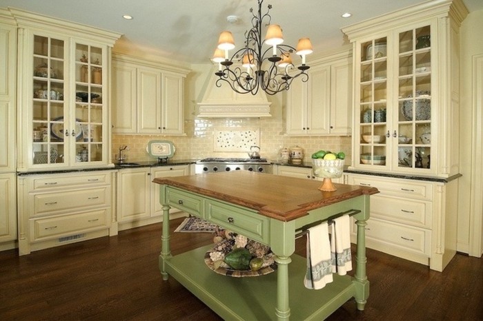 landelijke stijl keukenopstelling groene keukeneiland beige keukenkasten
