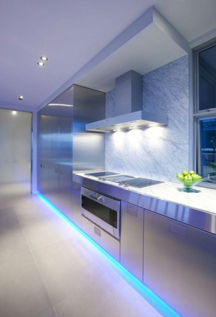 LED barre lumineuse cuisine illuminer idées lumière bleue