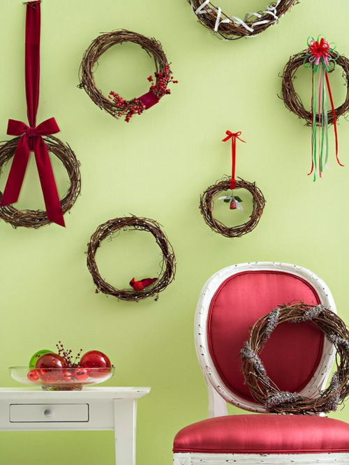 decoración de paredes claras para ramas navideñas