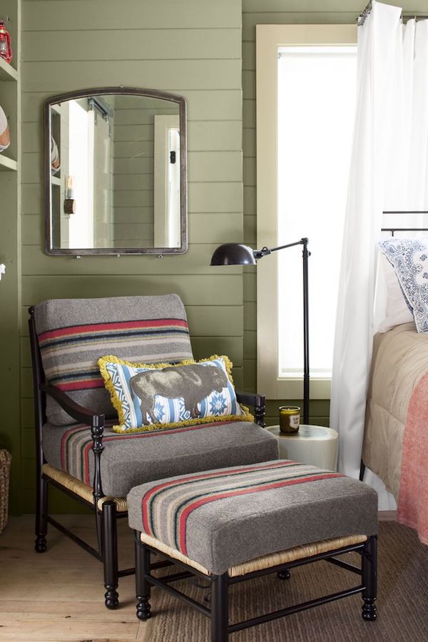 skaitymo kampo idėjos, skaitymo kėdės, išmatos, žalios sienos dažai