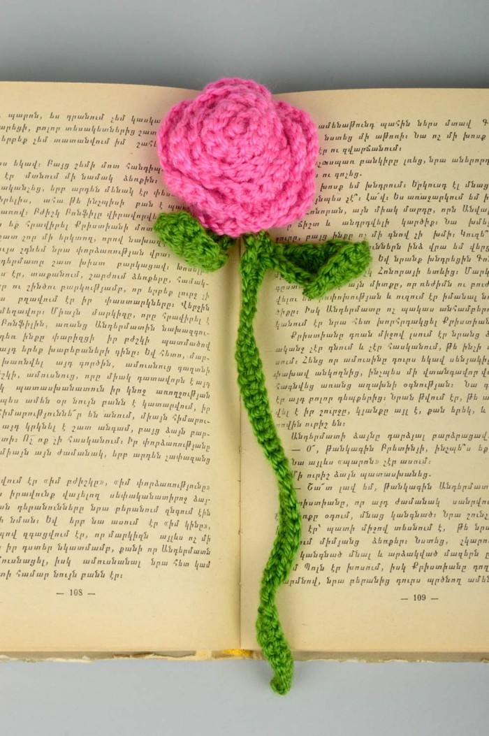 bookmarks-crochet-rose-pink flowers