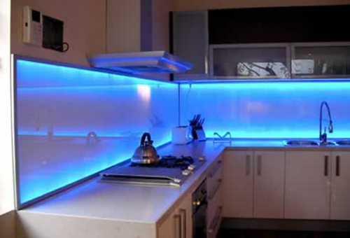 светло синьо идея кухня огледало стъкло дизайн