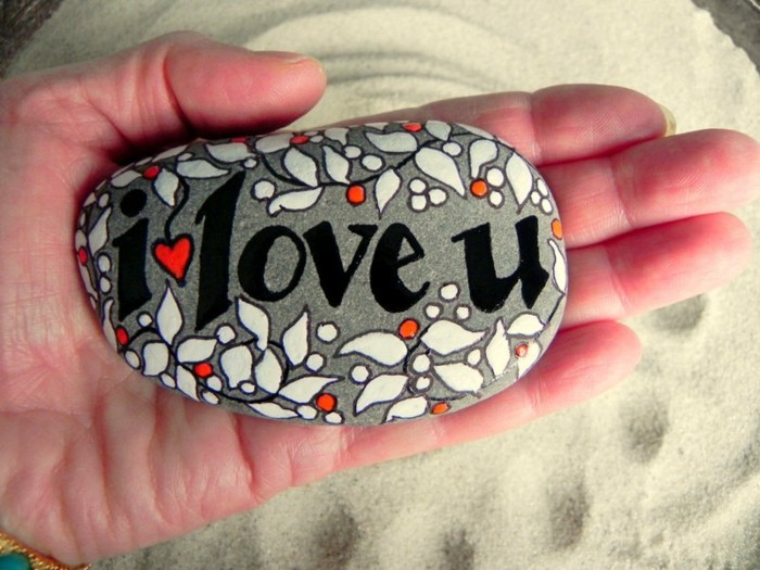 إعلان الحب على الحجارة ترسم الأفكار