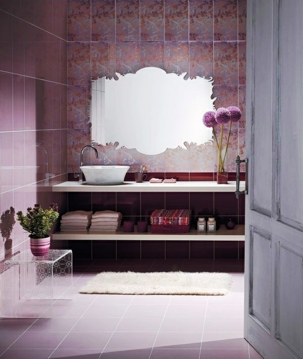 paarse badkamer design ideeën moderne vrijstaande wastafel decoratie handdoeken