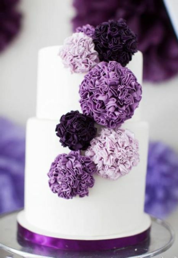 idées de gâteau de mariage violet motif de fleurs