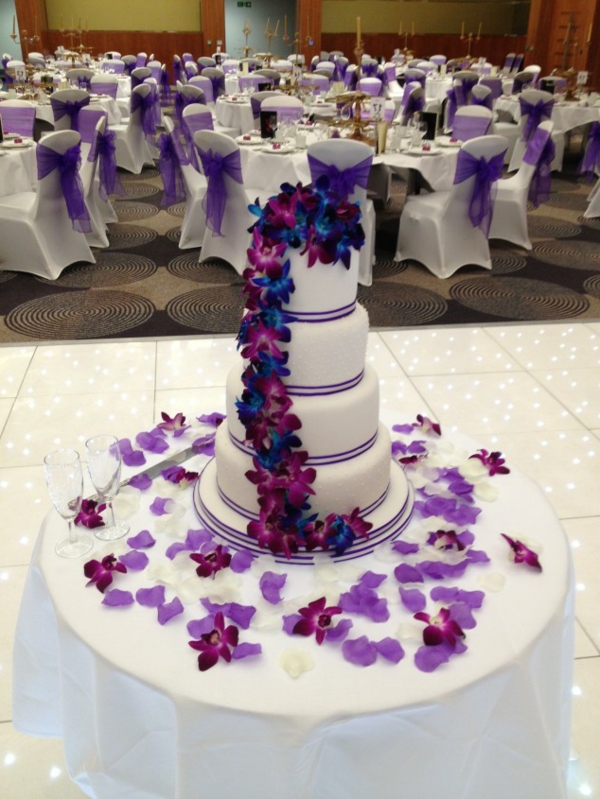 紫色婚礼蛋糕想法很好