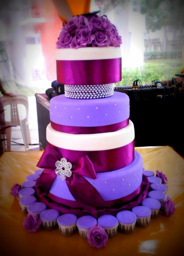 紫色婚礼蛋糕的想法闪耀