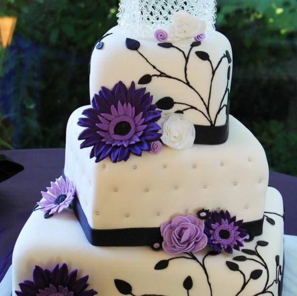 紫罗兰色细节婚礼蛋糕想法自然