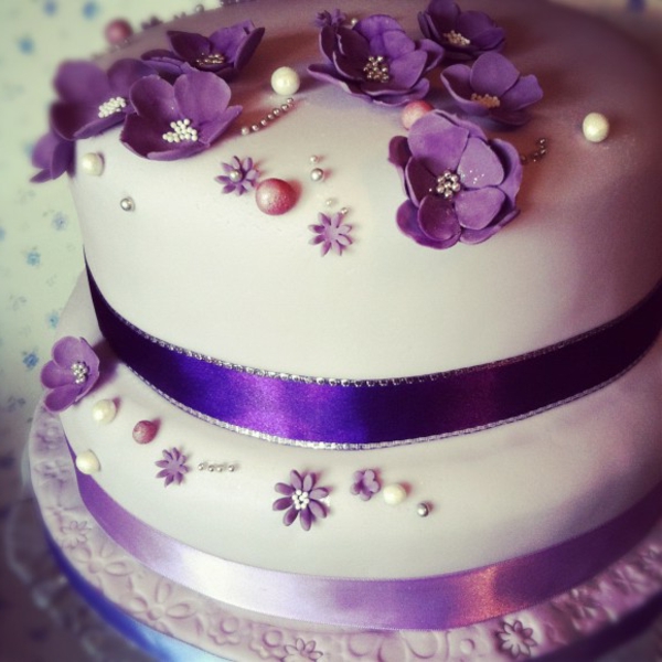 紫罗兰色婚礼蛋糕想法弓