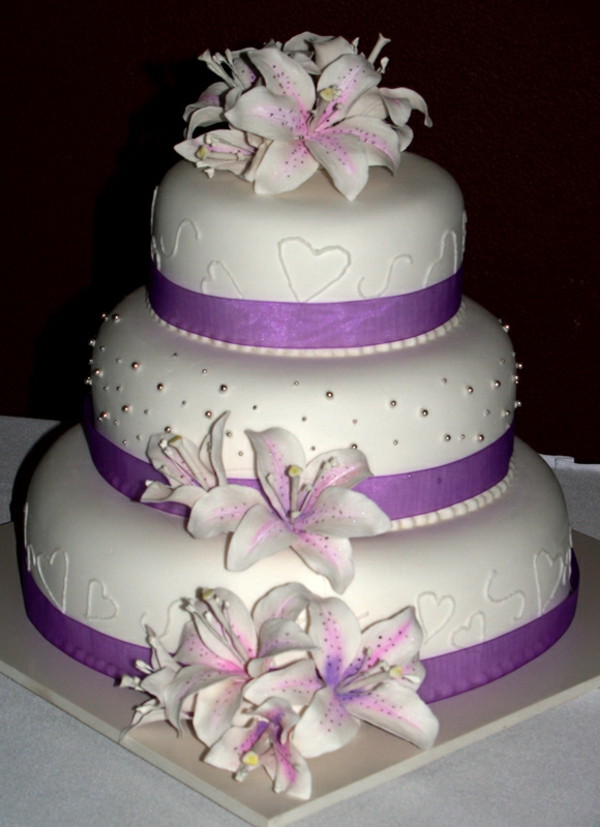 modèle formes fleurs violettes mariage gâteau coeurs