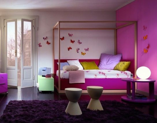 paarse ideeën voor het inrichten van de kamers naast decoratieve vlinders