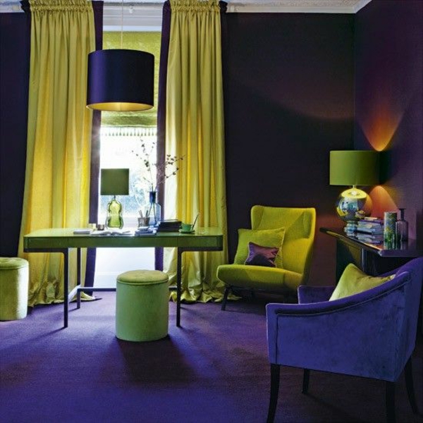 paarse kamer interieur design ideeën gele accenten fauteuil kruk tapijt