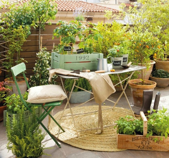 low-budget tuinieren tuinieren ideeën met houten kisten en oude stoelen