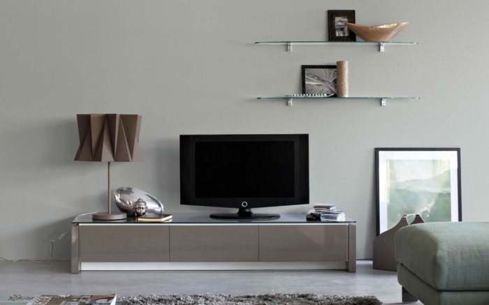 mažo borto tv gyvenamasis kambarys idėjos sukurti baldų pavyzdžiai mediniai baldai diy idėjos pilkos spalvos
