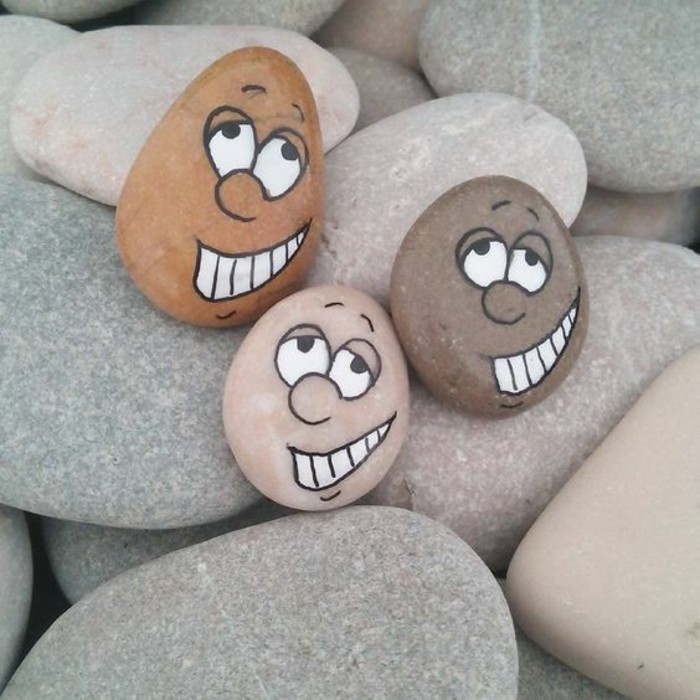 Legrační obličeje namalované kameny se dají snadné
