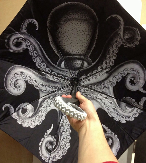 divertido paraguas negro pulpo