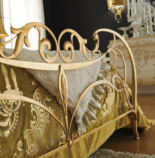 luxe inrichting ideeën verguld bedframe met ornamenten