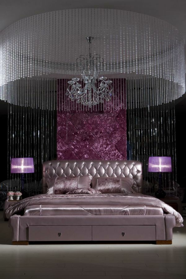 luxe paarse slaapkamer design ideeën bed kroonluchter