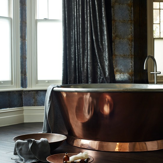 豪华闪耀闪闪发光的铜浴缸黑色的窗帘