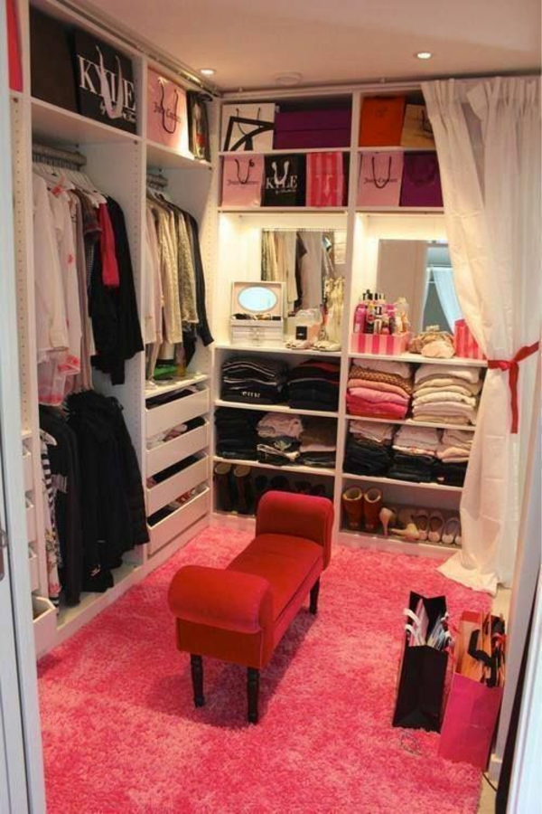 chambre de la fille mode vestiaire tapis rose