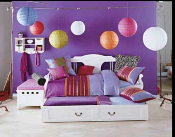 mergina kambarys mada rojus gražus spalvos lova pakabukas žiburiai