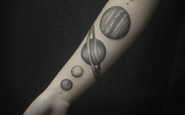 tatoveringer kvinder designer motiver solsystem