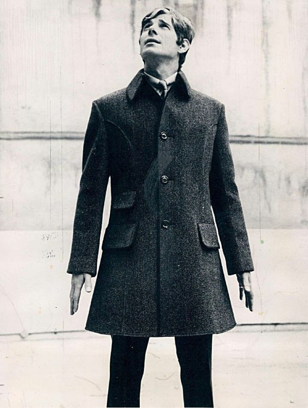 les hommes de la mode des hommes 60s conviennent à des tenues d'hommes de manteau