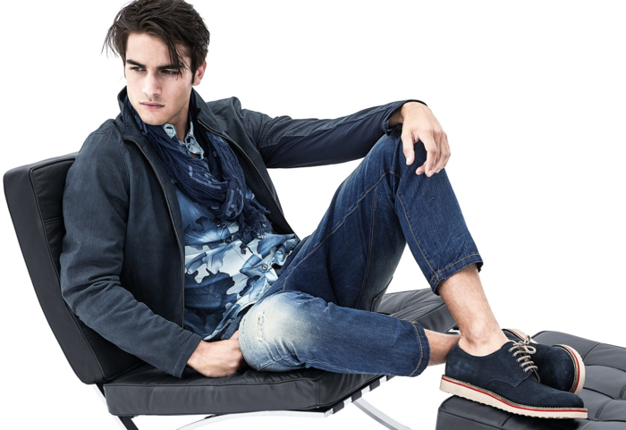 הגברים של האופנה הנוכחית צבעים ג'ינס ארמני ג'ינס