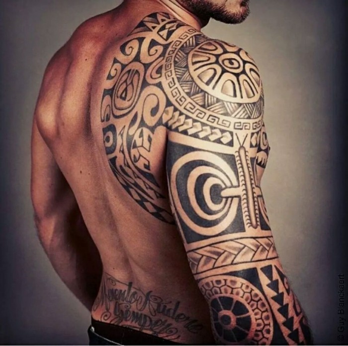 mannlig maori tatovering skulder arm