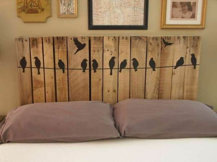 muebles hechos de pallets cabeza de cama de madera en sí