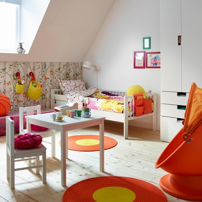 έπιπλα ζωηρόχρωμο σπίτι διακόσμηση παιδιά δωμάτιο πορτοκαλί πολυθρόνα απέτυχε ξύλινο πάτωμα όμορφο τοίχο ταπετσαρία