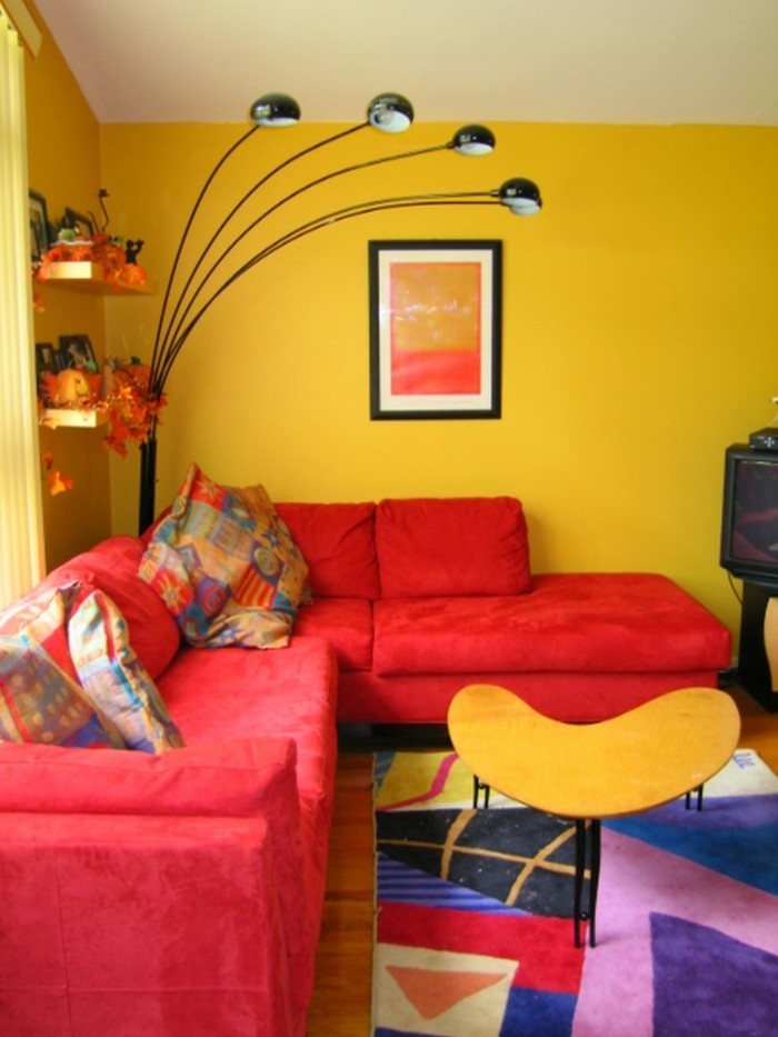 έπιπλα πολύχρωμα ιδέες διαβίωσης καθιστικό κόκκινο καναπέ κίτρινο χρώμα τοίχου