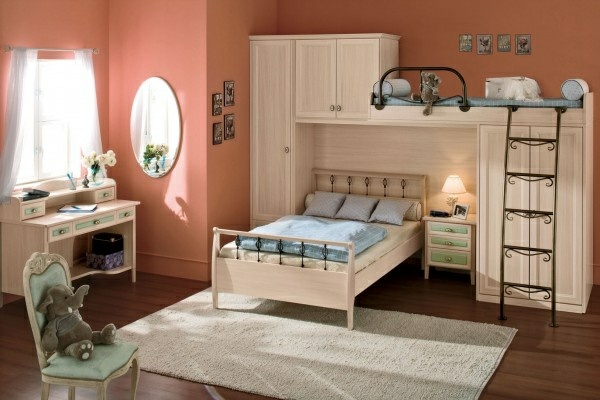Muebles de cama y acentos azules del armario
