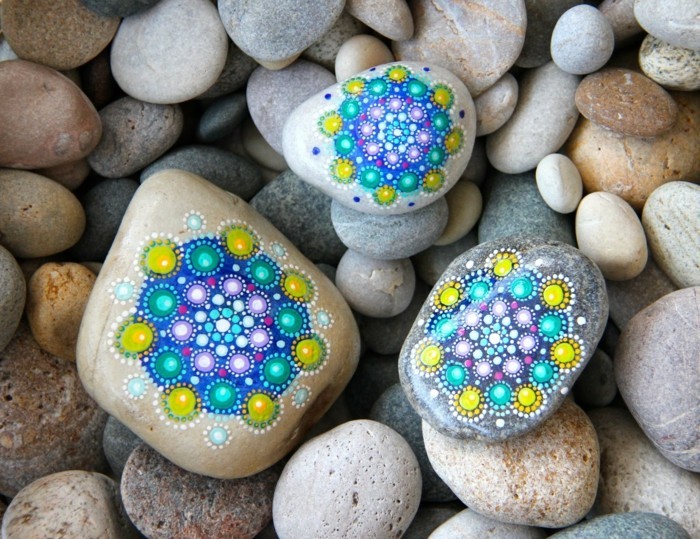 мадали, рисувани върху кръгли камъни