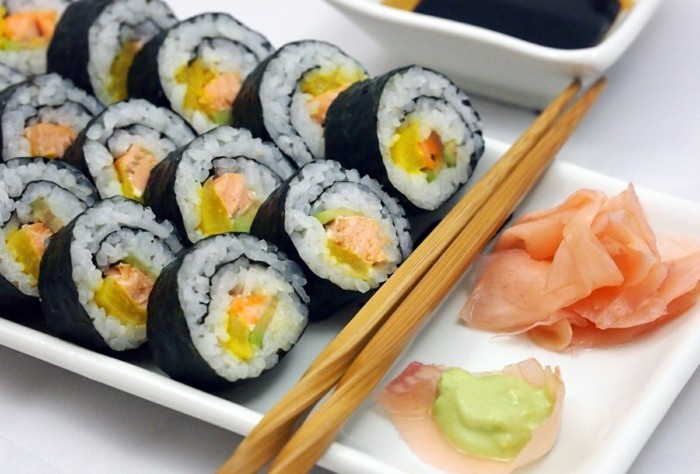 forbruker-maki sushi-tjener-og-