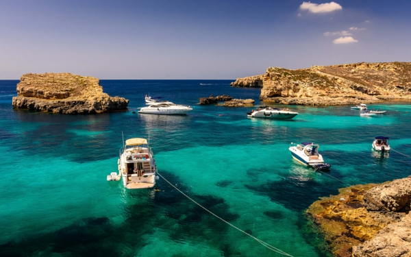 Μάλτα διακοπές βραχώδεις παραλίες βόλτες με βάρκα