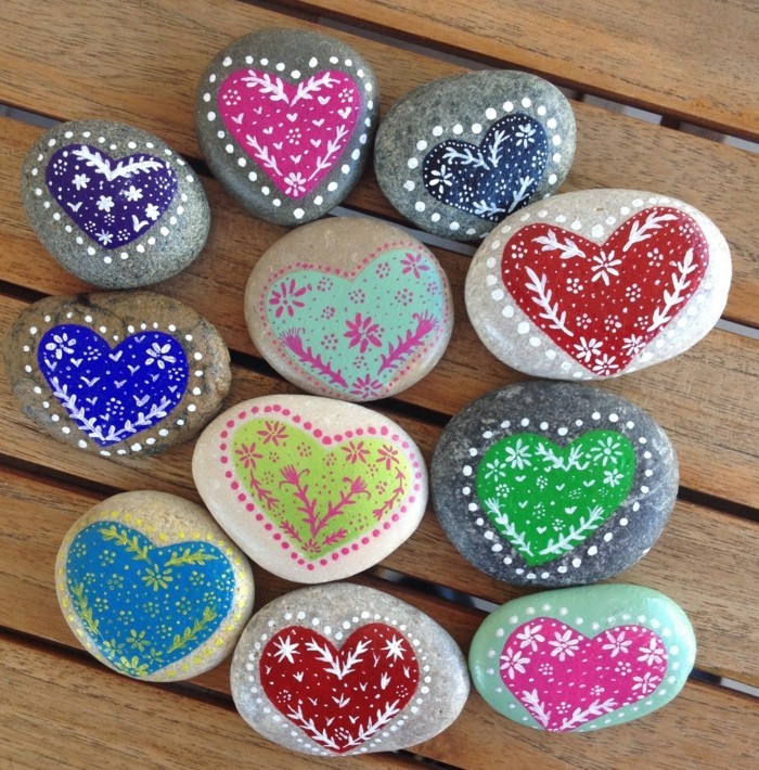 schildertechniek met stippen hartschildering op stenen