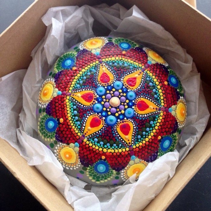 mandala peinture sur les pierres artisanat idées avec des couleurs