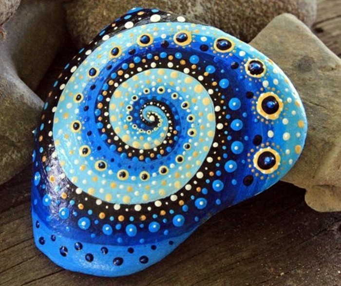 Mandala sten malet med prikker og olie maling
