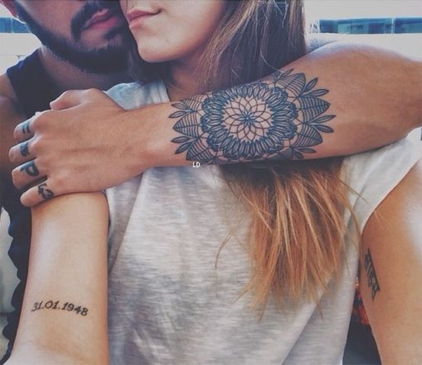 brazo de mandala de loto de tatuaje