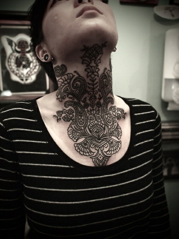 tatuaje mandala diseño cuello círculo
