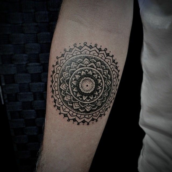 círculo de diseño de tatuaje mandala