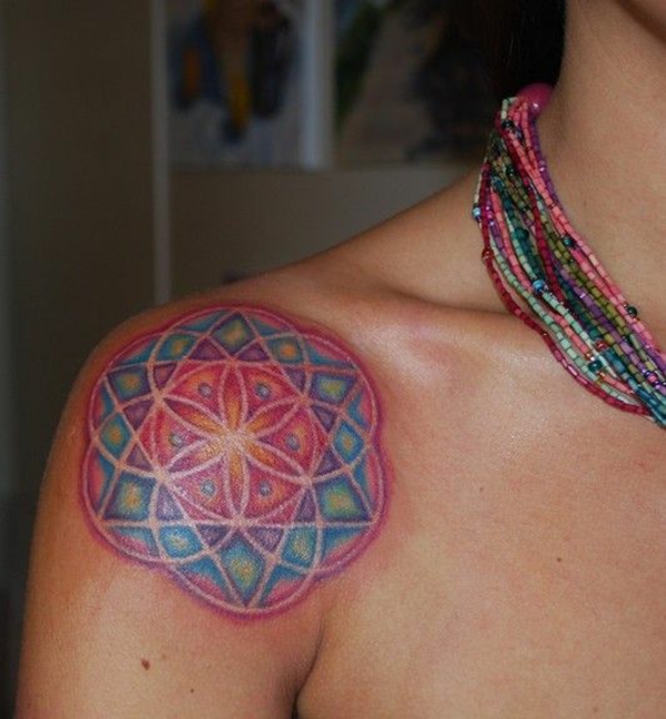 Mandala tatuaje mandala diseño hombro rojo azul