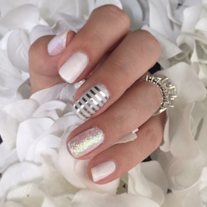 manicure bruiloft witte nagellak zilveren strepen glitter nagel ontwerp