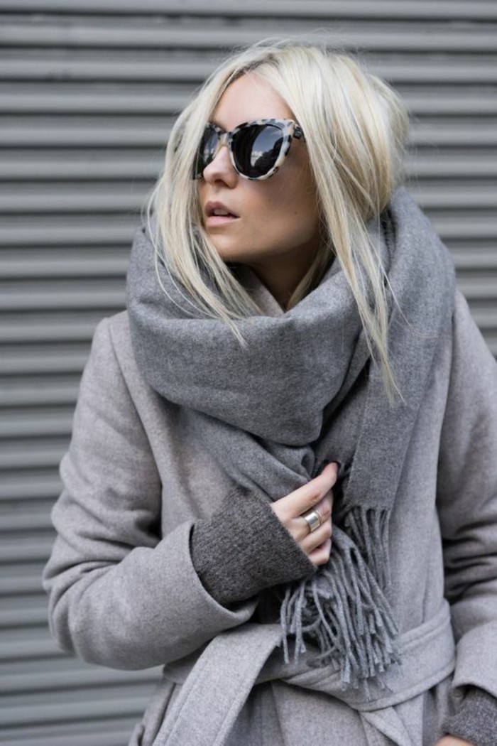 kabát šedá dámské módní trendy podzimní módní doplňky šátek