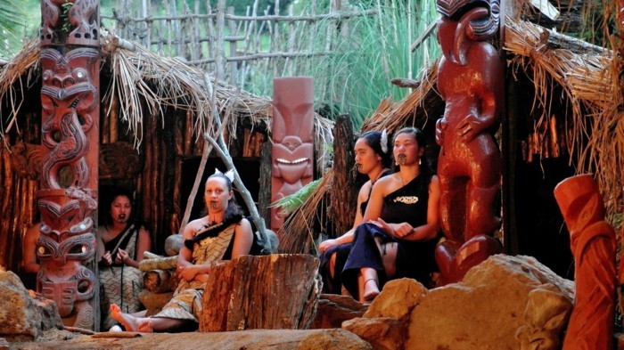 Maori kvinner tre statuer tatoveringer ansikt